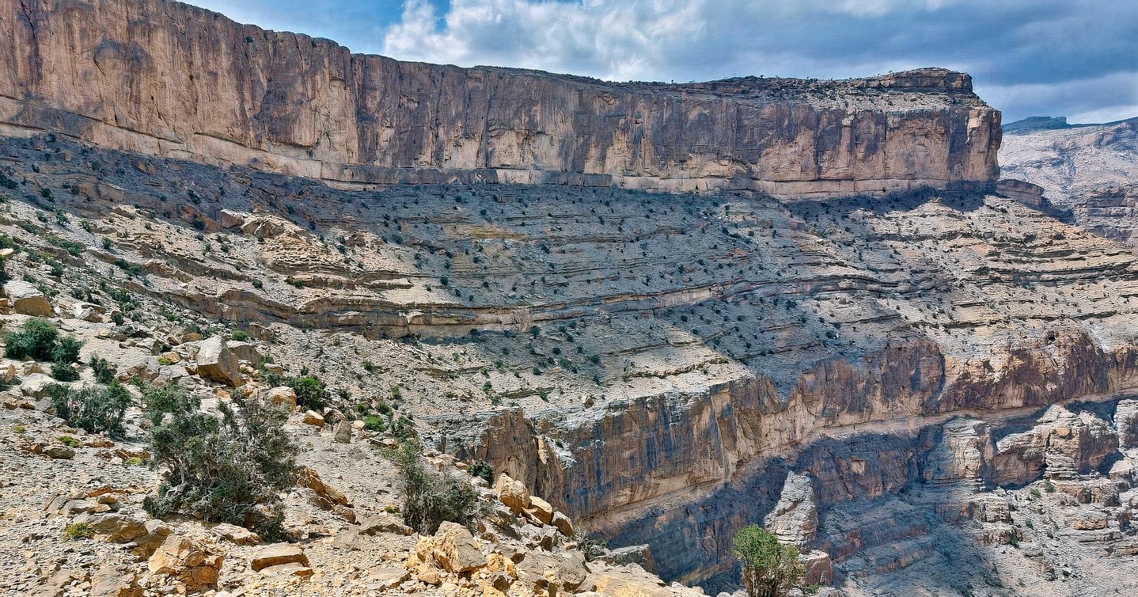 Exhilarating trek along the W6 Balcony Trail, showcasing the awe-inspiring beauty of Jebel Shams and its surrounding peaks.